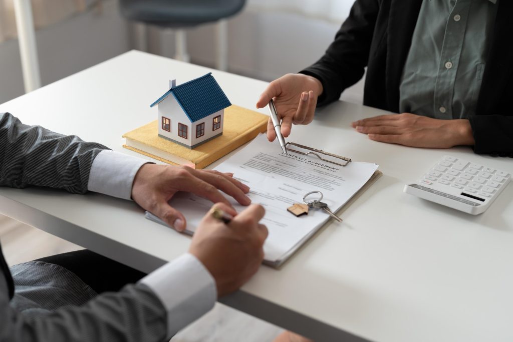 real-estate-agent-holding-house-key-to-his-client-after-signing-contract-concept-for-real-estate-moving-home-or-renting-property-free-photo